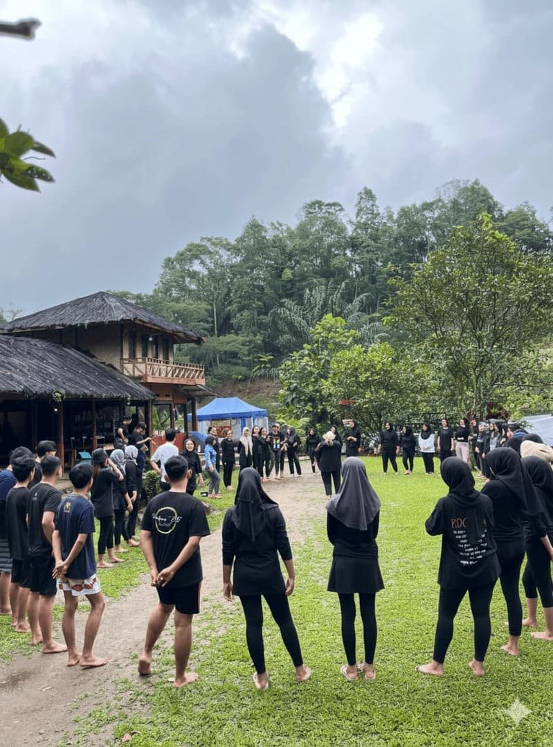 Kegiatan outbound dan team building di Muara Jambu berlatar alam hijau