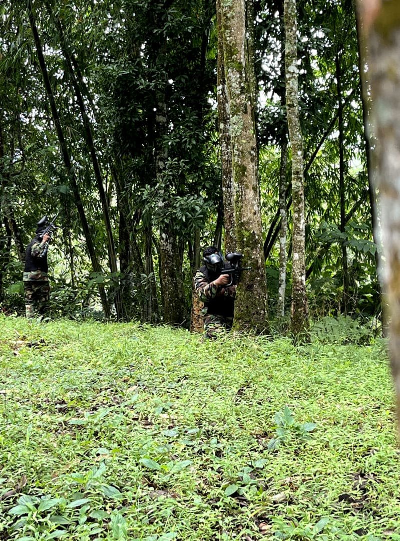 Aktivitas paintball di Muara Jambu dengan suasana hutan yang asri