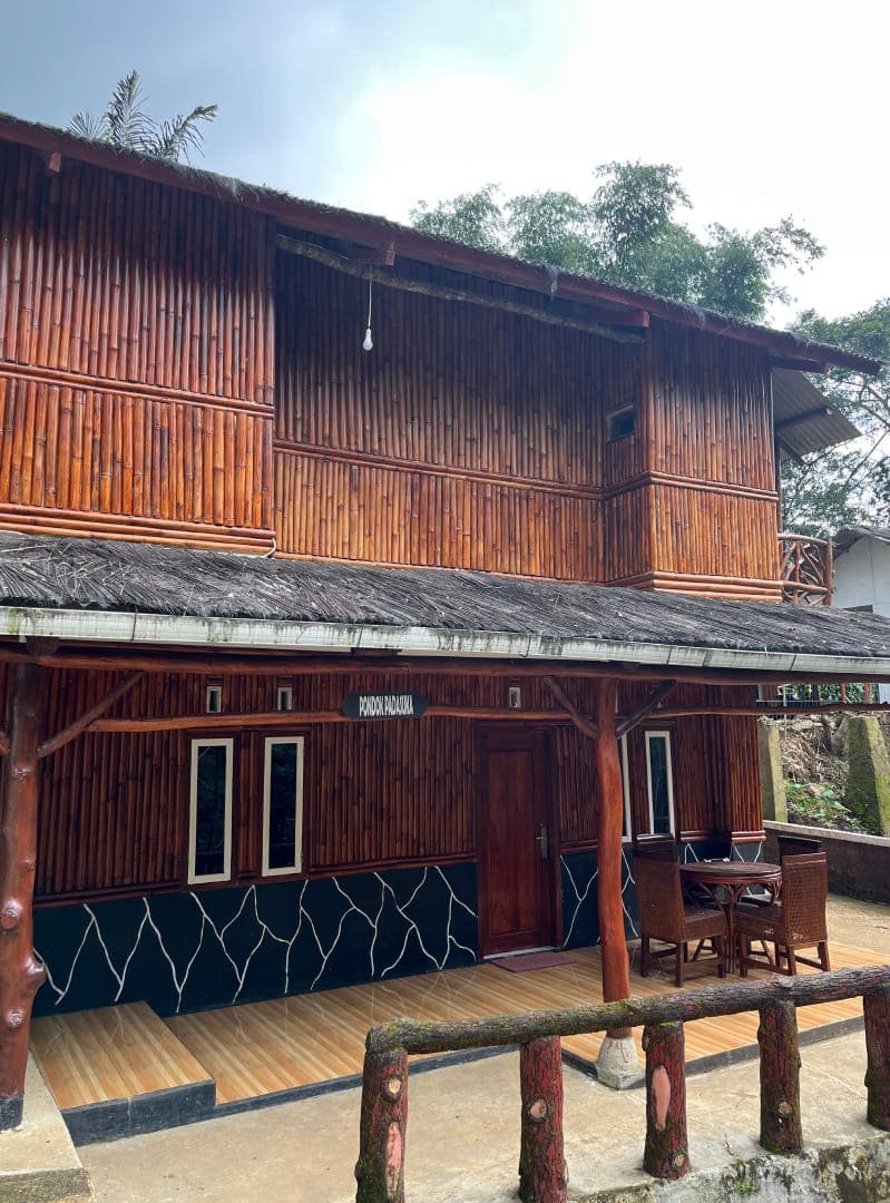 Pondok bambu tradisional dengan atap rumbia