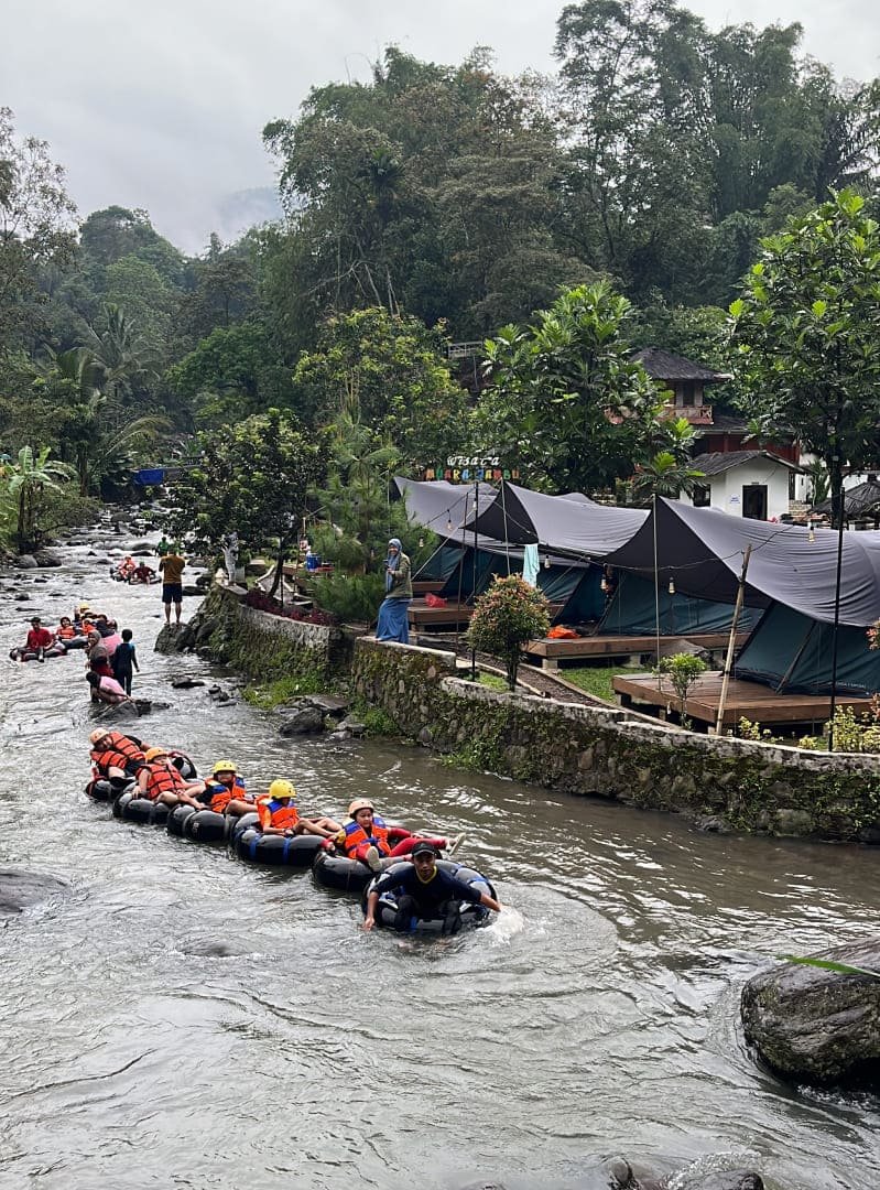 Aktivitas river tubing di Muara Jambu membawa pengunjung menyusuri aliran sungai