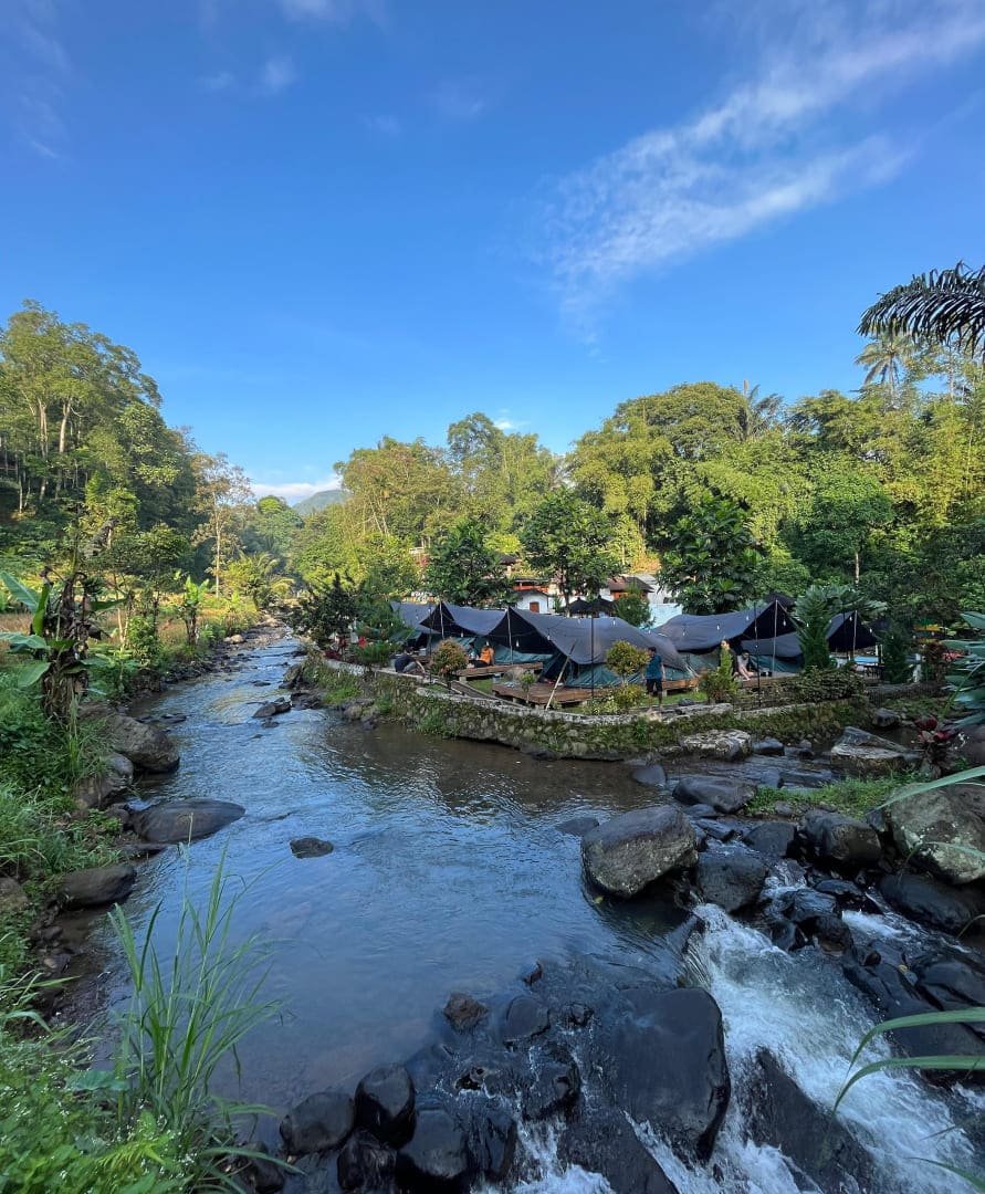 Pemandangan sungai dan area camping di Muara Jambu dengan suasana sejuk