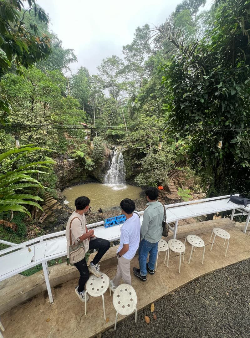 Pengunjung menikmati pemandangan air terjun Muara Jambu